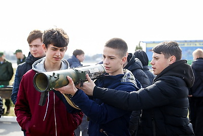 Сделать фото на фоне вертолета и в снаряжении парашютиста. Учащиеся Малоритского района побывали в 38-й бригаде