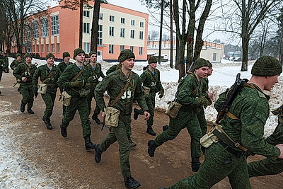 Марш-бросок и подтягивание. Десантники и гвардейцы сдают нормативы по физподготовке во время проверки ВС