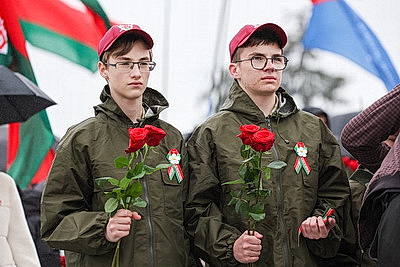 Народное возложение цветов к монументу Победы проходит в Минске