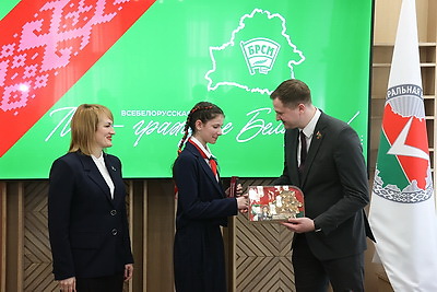 \"Каждый рад получить тут паспорт\". Всебелорусская акция \"Мы - граждане Беларуси!\" прошла в ЦИК 