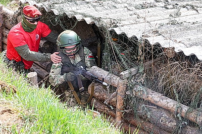 Не только в строю, но и в бою: комбинированный марш-бросок для военнослужащих девушек прошел в Чаусском районе