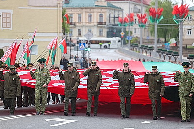 \"Герб, флаг и гимн вдохновляют на свершения\". Тысячи гродненцев объединились на торжественном митинге