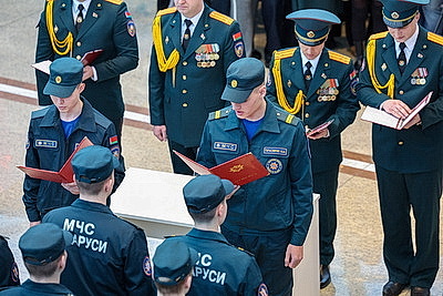 Молодые сотрудники МЧС принесли присягу в музее истории ВОВ