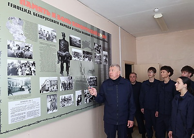 Школьникам показали захоронение жертв геноцида в Смольянах