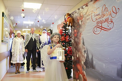 \"На Новый год получили самый важный подарок в жизни\". В Гродно поздравили женщин, родивших 1 января