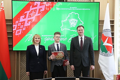 \"Каждый рад получить тут паспорт\". Всебелорусская акция \"Мы - граждане Беларуси!\" прошла в ЦИК 