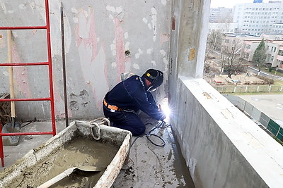 Строители приступили к монтажу панелей в пострадавшей при взрыве газа десятиэтажке в Гомеле