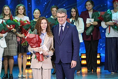 \"Вы служите примером для многих\". Орден Матери вручили 47 многодетным минчанкам