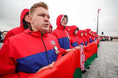Под звуки марша. На Кургане Славы пронесли 100-метровое полотнище государственного флага