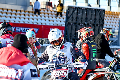 С жаждой адреналина. Белорусские гонщики покорили стихию на соревнованиях по мотоспидвею