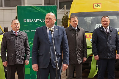 Шесть сельских школ получили новые автобусы для подвоза детей