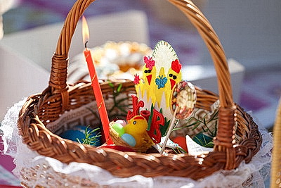 Православные верующие освящают пасхальную трапезу в храмах Беларуси