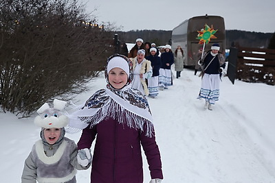 Колядное волшебство. Как в Могилевском районе встречают туристов из разных стран