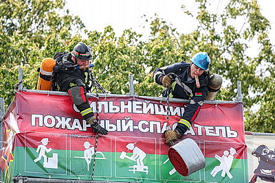 \"Брестский рубеж\", шоу флайбордистов и фестиваль красок. Как брестчане отметили День города