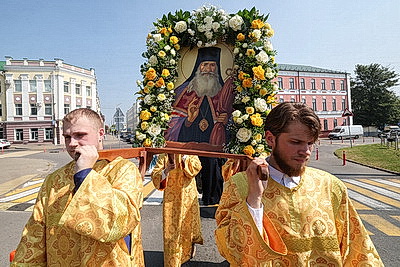 Более 500 человек собрались у памятника Георгию Конисскому в Могилеве на памятный молебен