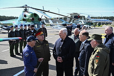 Лукашенко посетил Минский аэроклуб ДОСААФ