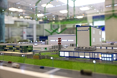 Крутой ознакомился с изготовлением полимерной продукции в Пскове