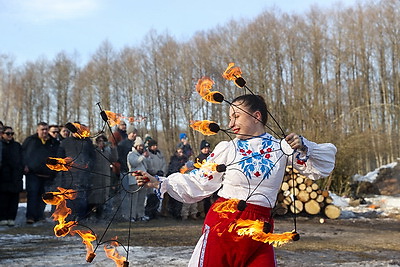 В Беловежской пуще отметили Масленицу и попрощались со Снегурочкой до следующей зимы