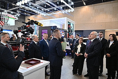 Лукашенко вручил символы Государственного знака качества