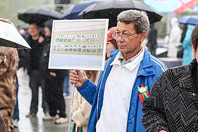 Народное возложение цветов к монументу Победы проходит в Минске