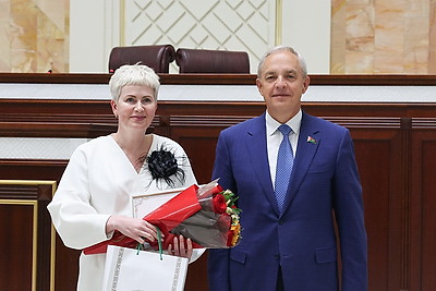 \"Вы выстраиваете открытый диалог между обществом и властью\". Сотрудников СМИ наградили в Палате представителей