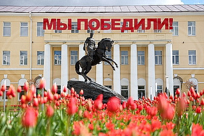Сотни тысяч тюльпанов в преддверии Дня Победы расцвели в городах Беларуси