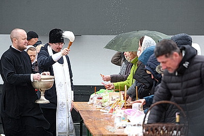 Православные верующие освящают пасхальную трапезу в храмах Беларуси