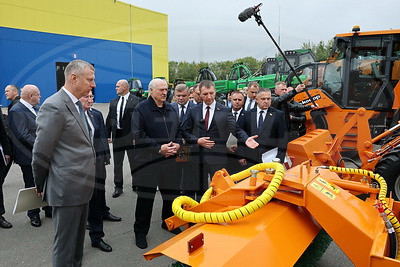Лукашенко посетил производство лесозаготовительной техники в Логойском районе