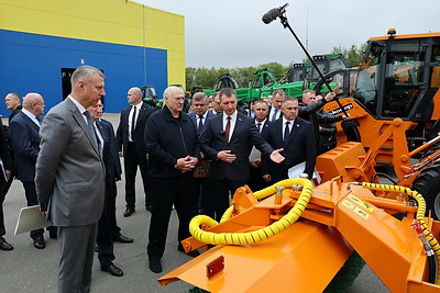 Лукашенко посетил производство лесозаготовительной техники в Логойском районе