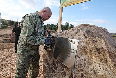 Молодой лес, обновленные улицы, цветники: Жировичи всем миром вышли на субботник