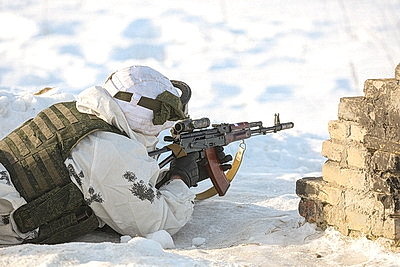 Десантники и гвардейцы во время проверки ВС сдают нормативы по огневой подготовке в Борисовском районе