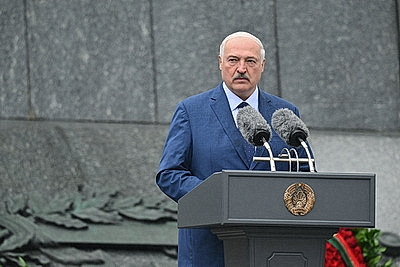 Лукашенко возложил венок к монументу Победы в Минске