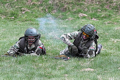 Не только в строю, но и в бою: комбинированный марш-бросок для военнослужащих девушек прошел в Чаусском районе