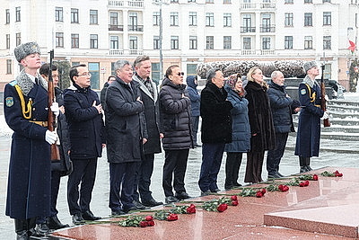 Председатель Мажилиса Парламента Казахстана возложил венок к монументу Победы в Минске