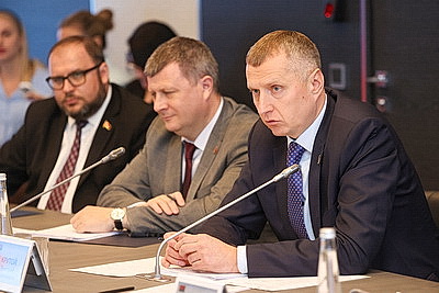 В Пскове прошла рабочая встреча Крутого с руководством российского региона