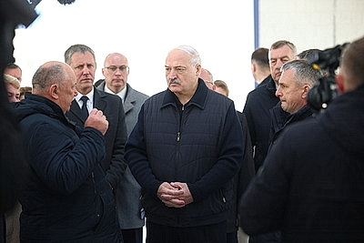 Сельское хозяйство и \"кондитерка\". Лукашенко посетил Наровлянский район