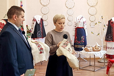 Богатство культуры через простые вещи. Выставка \"Народ багаты на розныя святы\" открылась в Гомеле