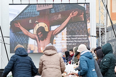 Православные верующие освящают пасхальную трапезу в храмах Беларуси