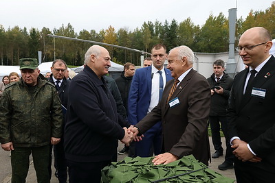 Лукашенко ознакомился с научными разработками гражданского и оборонного назначения