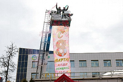 С танцами, цветами и с 30-метровой высоты. Спасатели в Витебске поздравили женщин с 8 Марта