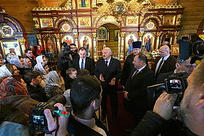 Лукашенко зажег пасхальную свечу в одном из деревенских храмов