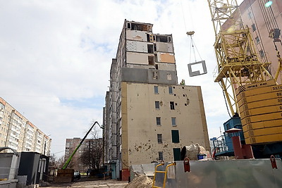 Строители приступили к монтажу панелей в пострадавшей при взрыве газа десятиэтажке в Гомеле