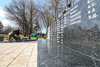 Республиканский субботник: премьер-министр принял участие в благоустройстве братской могилы в Минском районе