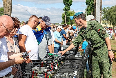 Масштабную реконструкцию событий разных лет показали в День десантников и ССО в Бресте
