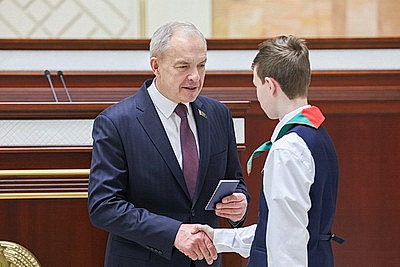 Не только права, но и обязанности перед Родиной. Школьникам вручили паспорта в Палате представителей