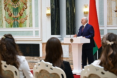 Едины в стремлении сделать страну лучше. Лукашенко в преддверии 8 Марта вручил женщинам госнаграды