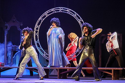 Владимирский академический театр драмы представил спектакль \"Черные доски\" на театральном форуме \"M.@rt.контакт\"