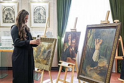 Знамя 1939 года и редкие издания. В Минске представили возвращенные исторические ценности
