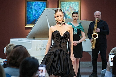 В НХМ состоялась перформанс-презентация коллекционных платков \"Все носят Царфина\"