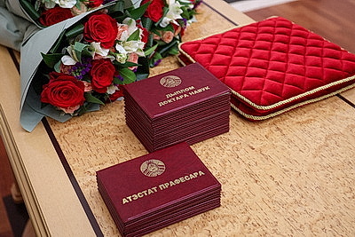 Лукашенко вручил дипломы доктора наук и аттестаты профессора